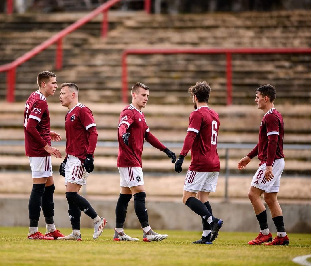 ?️-TÝM | Sparťanskou rezervu čeká v neděli od 13:00 na Stadionu Evžena Rošického vstup do jara. Přečtěte si na webu souhrn přípravy i o změnách v kádru a přijďte nás podpořit. Vstupenky zakoupíte na Sparta.cz. #acspartaB